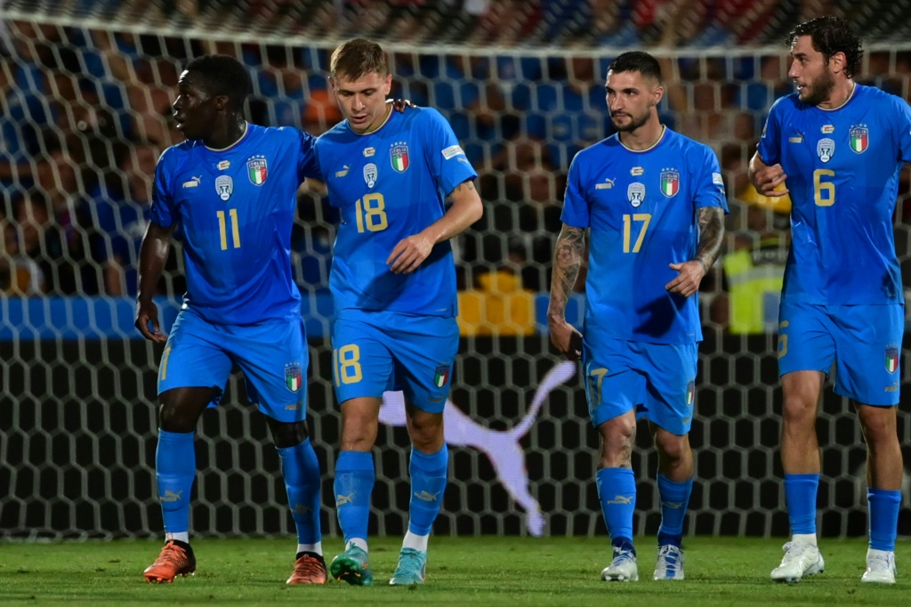 Les Italiens se congratulent après le but de Nicolo Barella contre la Hongrie