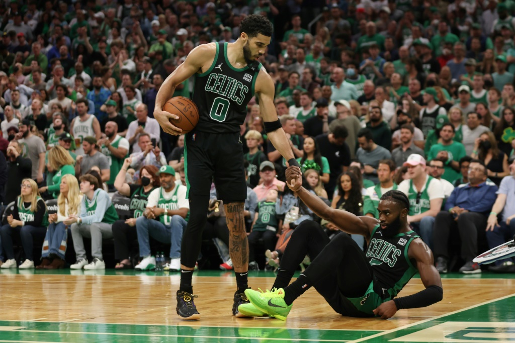Jayson Tatum (g.) des Boston Celtics aide son coéquipier Jaylen Brown (d.)  pendant le sixième match des finales de la conférence Est de la NBA contre le Miami Heat