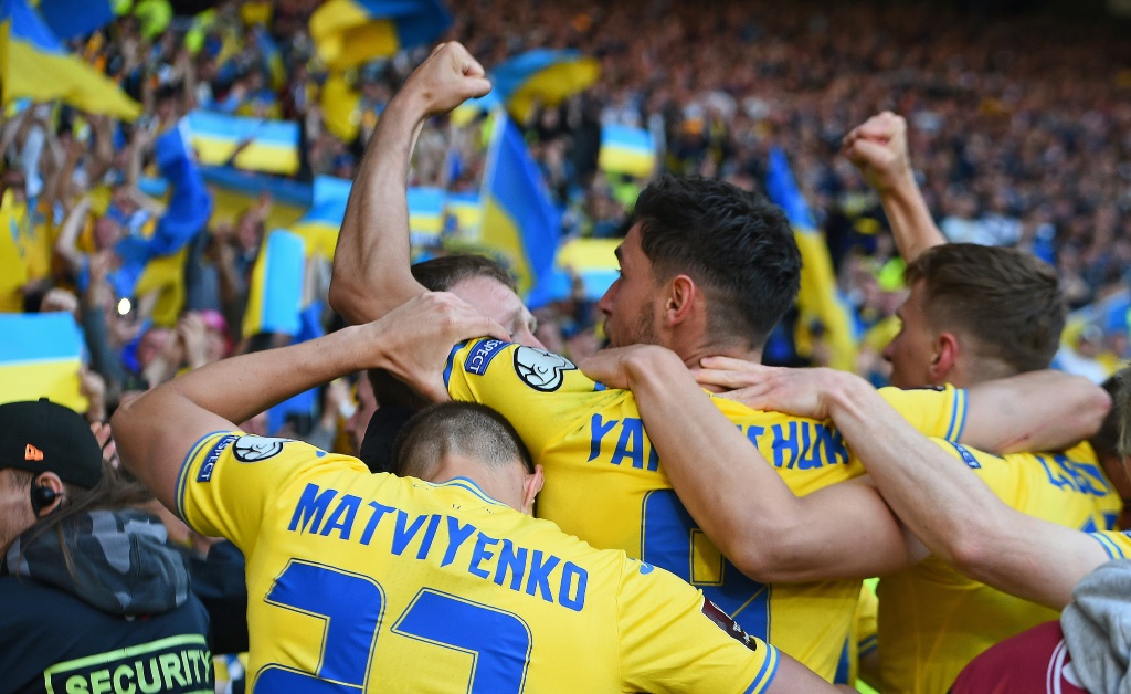 Les joueurs ukrainiens se congratulent après le deuxième but marqué par Roman Yaremchuk contre l'Ecosse en éliminatoires du Mondial 2022