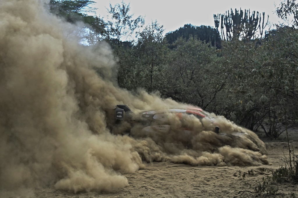 Le Finlandais Kalle Rovanpera et son co-équipier Jonne Halltunen plongent dans la poussière avec leur Toyota Yaris GR lors du rallye Safari du Kenya à Naivasha le 24 juin 2022