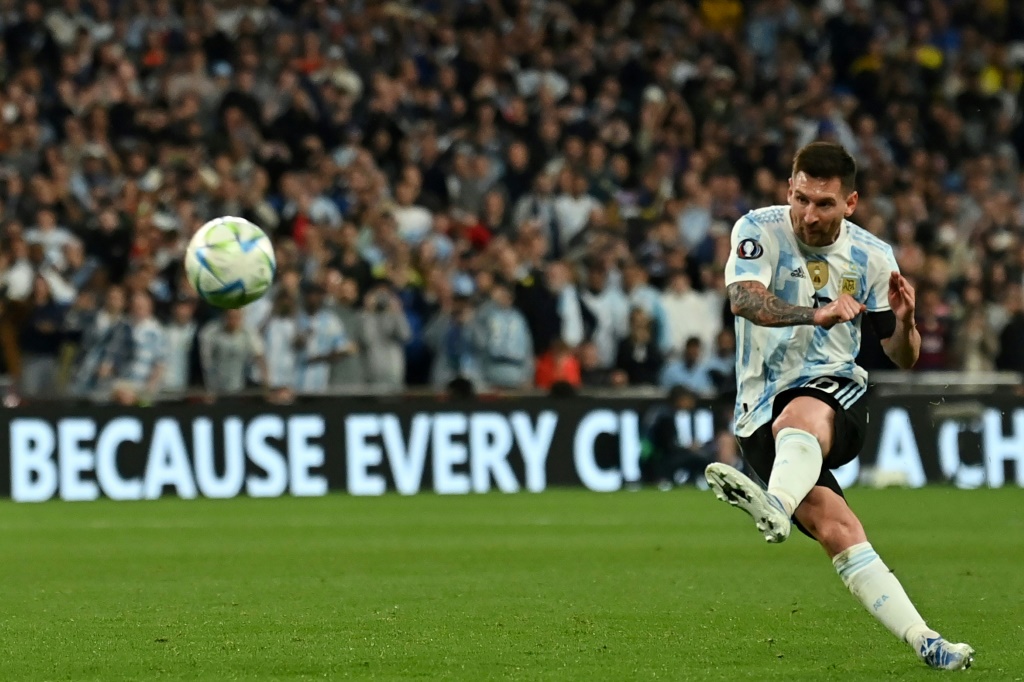 L'attaquant argentin Lionel Messi tire un coup franc pendant le match de football amical international entre l'Italie et l'Argentine