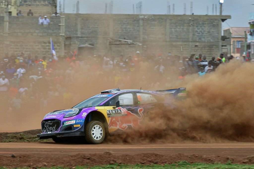 Sebastian Loeb au volant de sa M-Sport Ford sur les routes de la super spéciale du rallye du Kenya à Nairobi