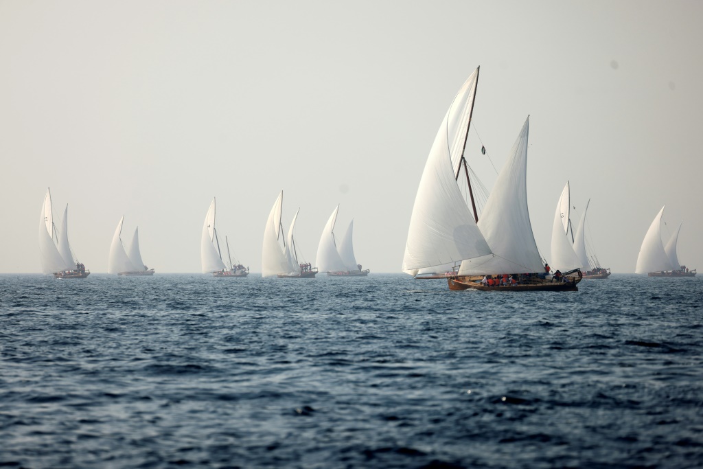 Des passionnés participent à une course de voiliers traditionnels au large de l'île de Sir Bou Naïr