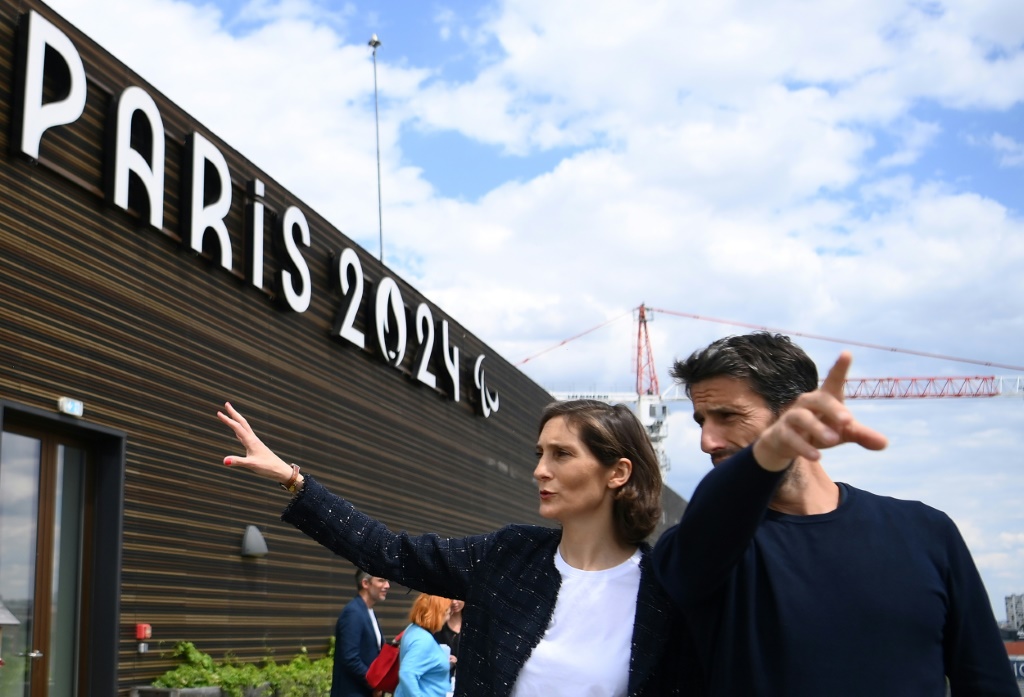 La ministre des Sports Amélie Oudea-Castera et le président du comité d'organisation des Jeux olympiques de Paris de 2024 (Cojo) Tony Estanguet lors d'une visite du siège du Cojo à Saint-Enis le 31 mai 2022