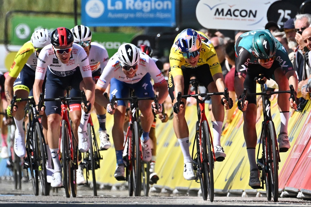 Le Belge Wout van Aert (2e à partir de la droite) a réglé au sprint la cinquième étape du Critérium du Dauphiné le 9 juin 2022 à Chaintré (Saône-et-Loire)