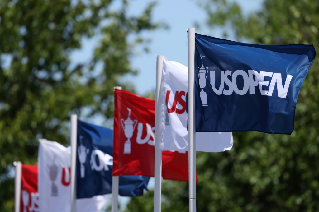 Des drapeaux de l'US Open de golf flottent au vent le 14 juin 2002 à Brookline (Massachusetts)