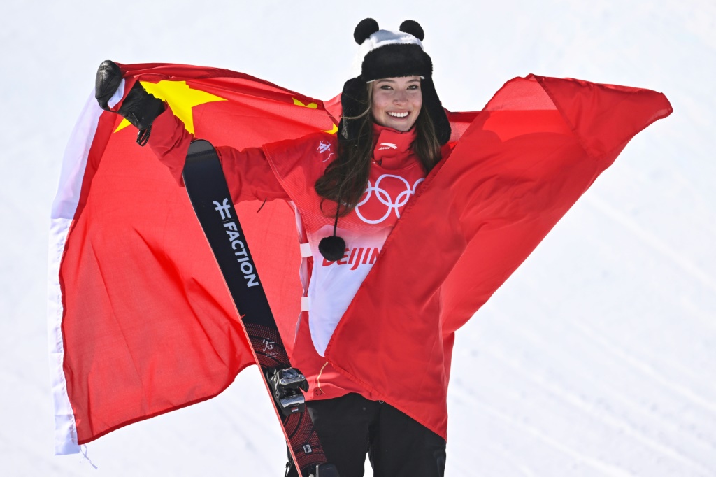 La star chinoise du ski acrobatique après son sacre en half pipe aux JO de Pékin
