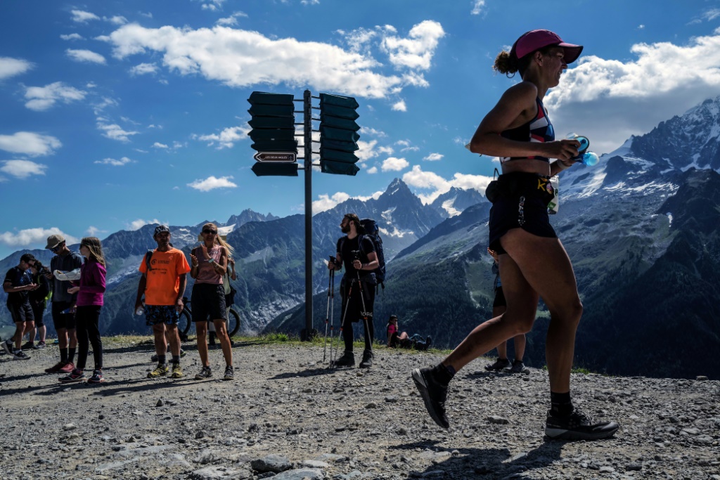Une athlète sur la route du marathon du Mont Blanc à Chamonix