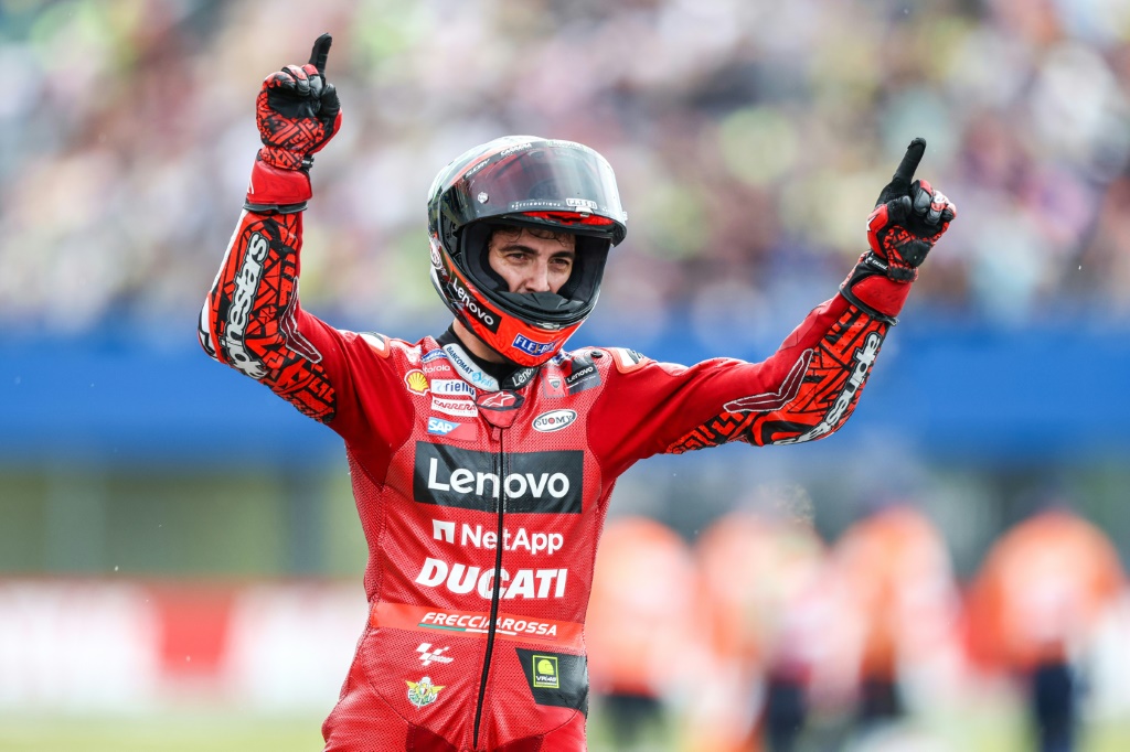 Le pilote Ducati Francesco Bagnaia savoure son triomphe au GP moto des Pays-Bas sur le circuit d'Assen