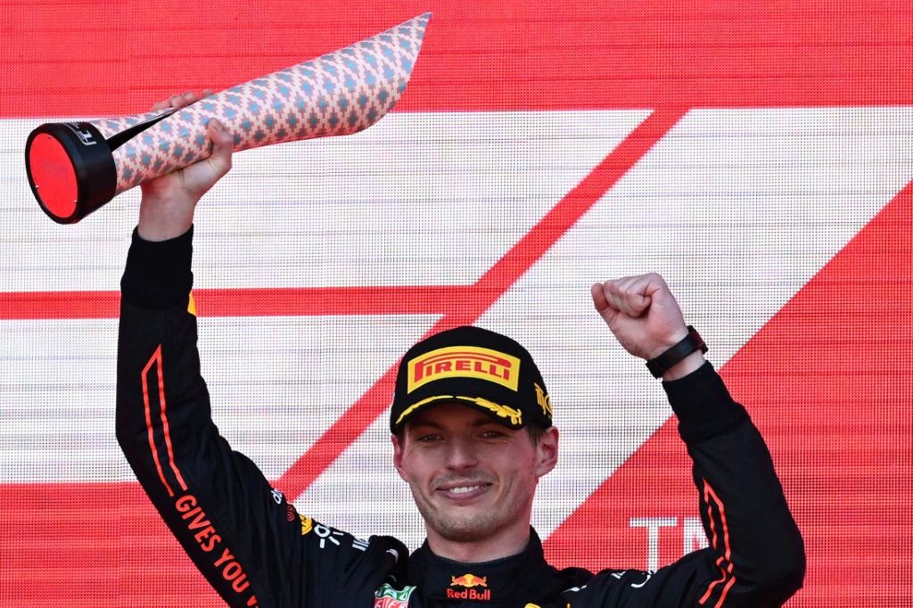 La joie du pilote néerlandais Max Verstappen, après avoir remporté le Grand Prix d'Azerbaïdjan de Formule 1, le 12 juin 2022 sur le circuit de Bakou