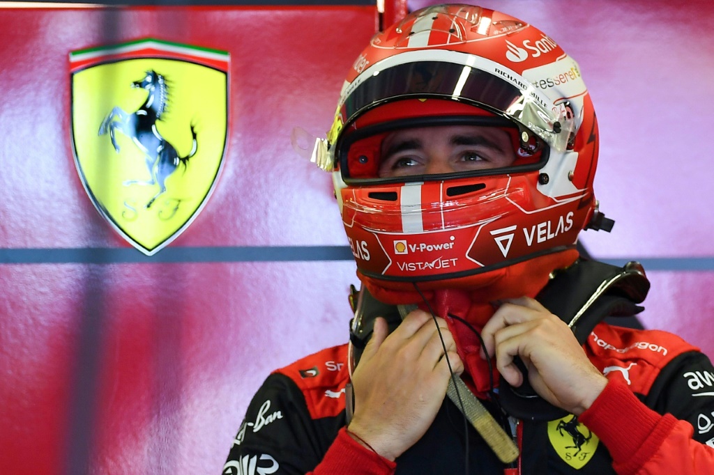 Le Monégasque Charles Leclerc se prépare avant de participer au Grand Prix d'Azerbaïdjan de Formule 1, au volant de sa Ferrari, le 12 juin 2022 sur le circuit de Bakou