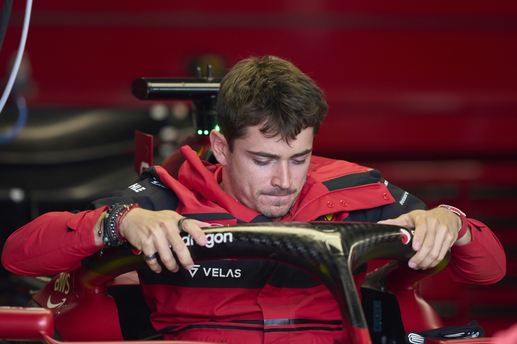 Le pilote monégasque de l'écurie Ferrari, Charles Leclerc, s'installe dans sa monoplace, le 16 juin 2022 à Montréal où doit se disputer le GP du Canada le 19 juin