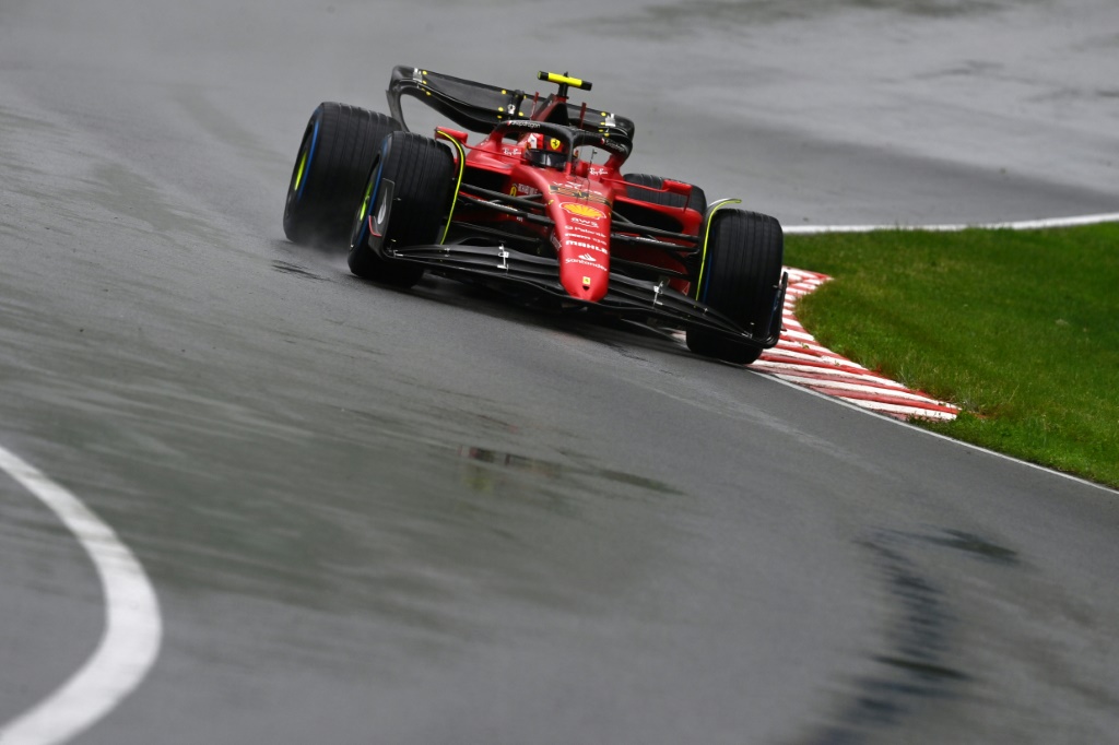 La Ferrari de Carlos Sainz en difficulté sur chaussée mouillée dans un virage los des essais du GP du Canada à Montréal, le 18 juin 2022
