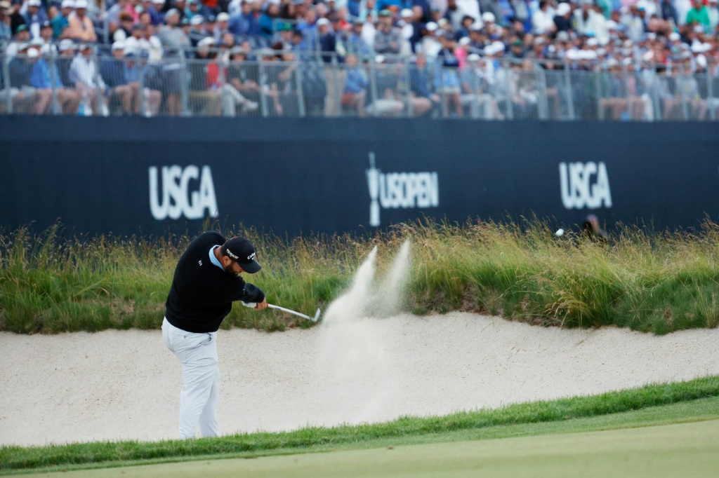L'Espagnol Jon Rahm tente une sortie de bunker lors du troisième tour de l'US Open de golf, le 18 juin 2022 à Brookline (Massachusetts)