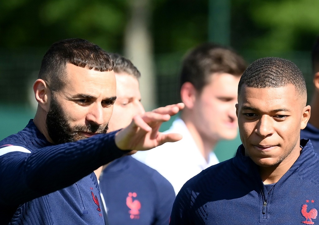 Karim Benzema et Kylian Mbappé à un entraînement de l'équipe de France, le 1er juin 2022 à Clairefontaine-en-Yvelines