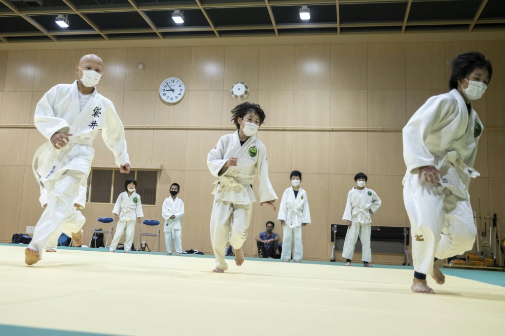 Cours de judo pour enfants dans un dojo de Fukuroi, au Japon, le 25 mai 2022