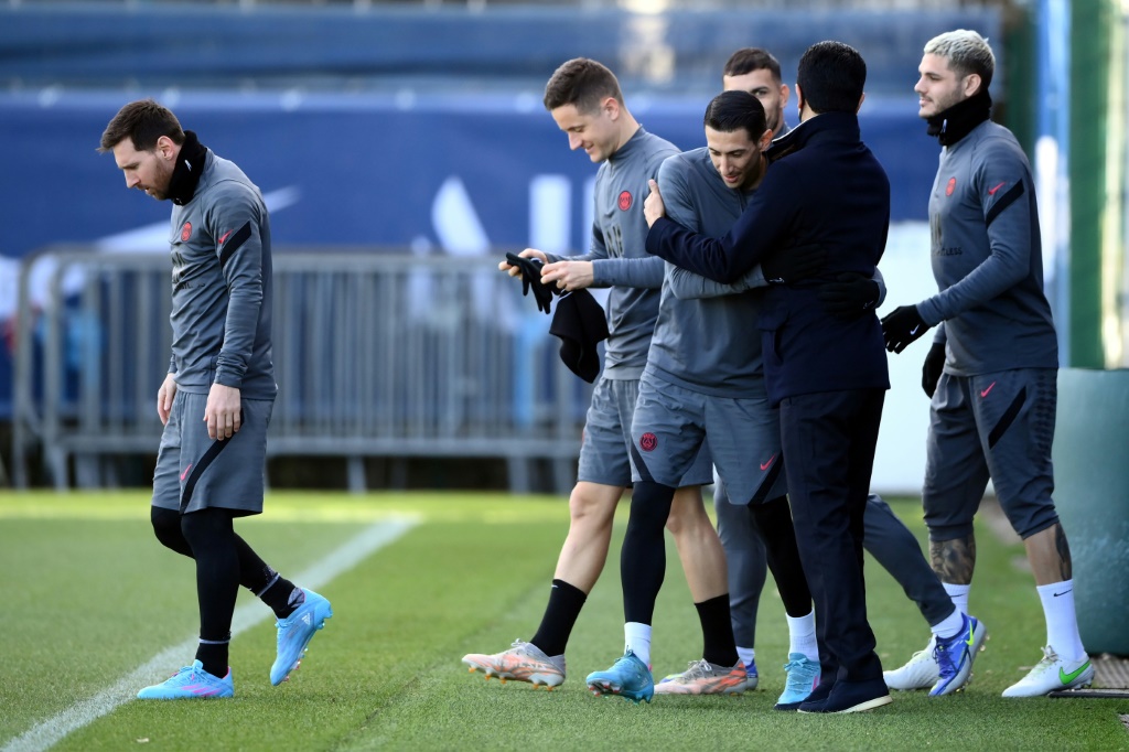 NAK, le président du PSG salue ses joueurs, Lionel Messi en tête, avant une séance d'entraînement au Camp des Loges, le 14 février 2022