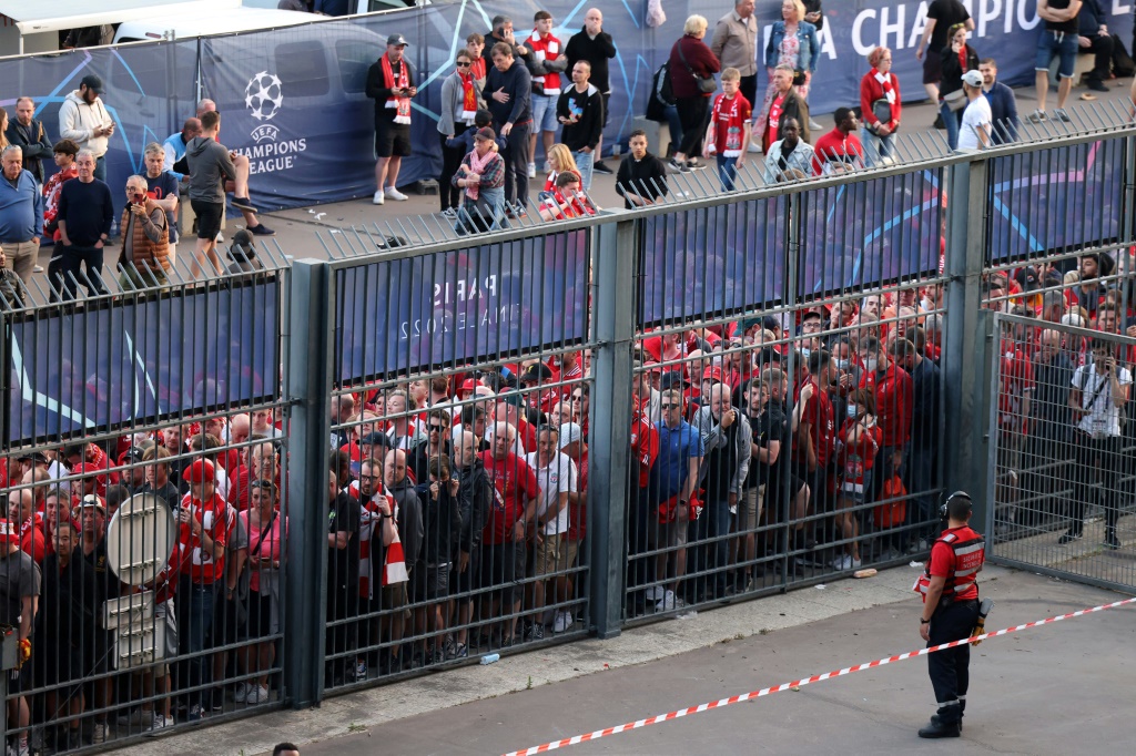 Des supporters de Liverpool coincés à l'extérieur du Stade de France le soir de la finale de la Ligue des champions le 28 mai 2022