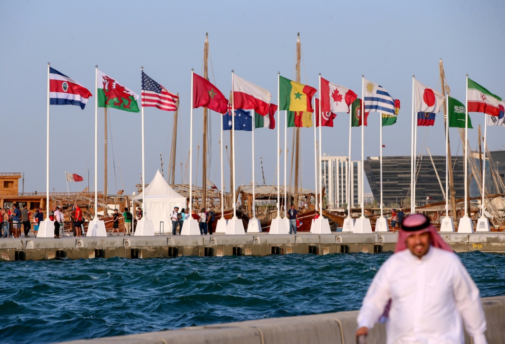 Les drapeaux des pays qualifiés pour la Coupe du monde de football 2022, le 16 juin 2022 à Doha, au Qatar