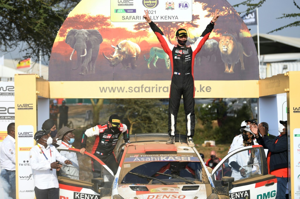 Sébastien Ogier sur le toit de sa voiture après sa victoire au Safari Rallye du Kenya le 27 juin 2021 à Naivasha