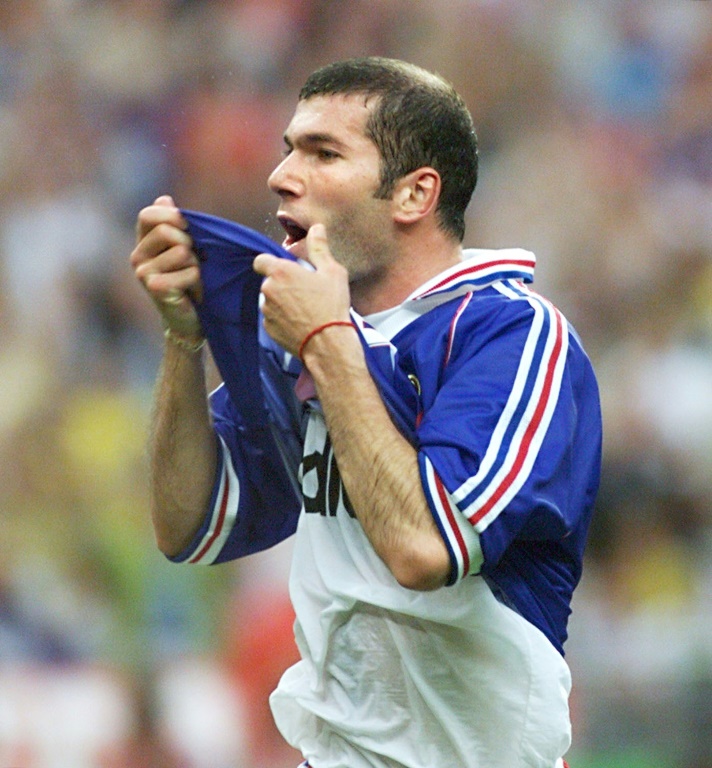 Zinédine Zidane embrasse le maillot de l'équipe de France après son 2e but en finale du Mondial-98 remportée contre le Brésil le 12 juillet 1998 au Stade de France à Paris