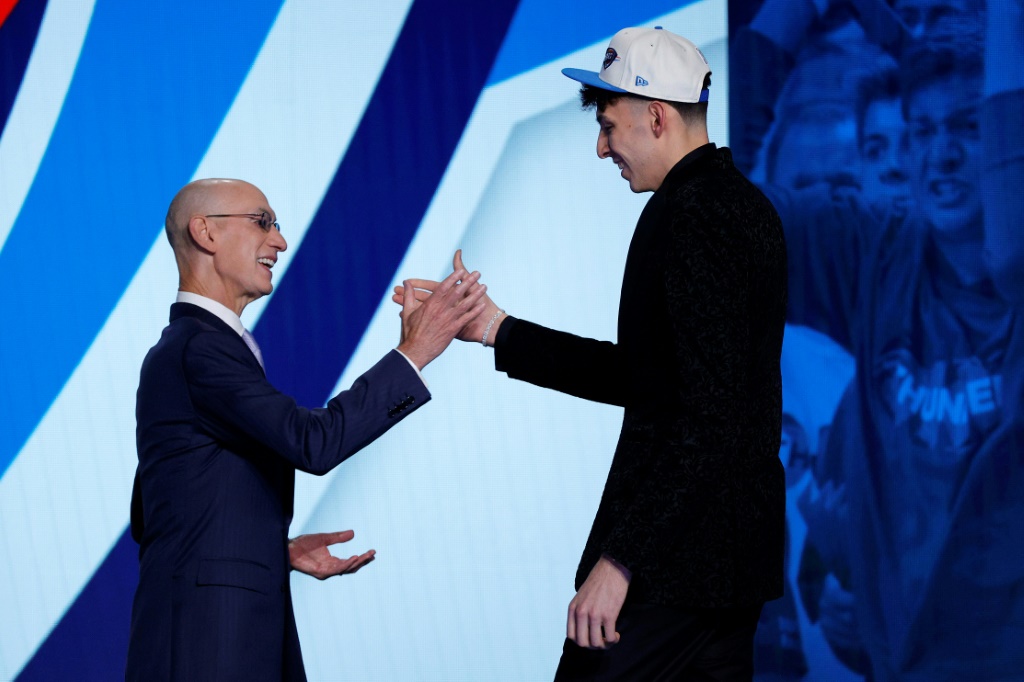 Le longiligne prospect Chet Holmgren, salué par le patron de la NBA Adam Silver, a été choisi par le Thunder à la 2e place, le 23 juin 2022 à New York