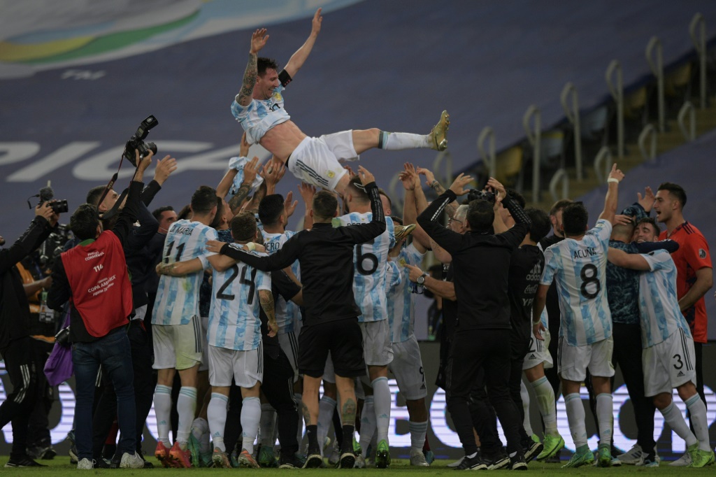 Lionel Messi porté en triomphe par ses partenaires après la victoire de l'Argentine en finale de la Copa América contre le Brésil au Maracana de Rio de Janeiro le 10 juillet 2021