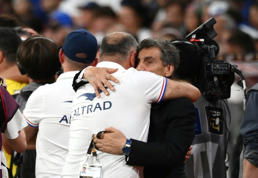Philippe Saint-André dans les bras de son président Mohed Altrad après la finale remportée contre Castres, le 24 juin 2022 au Stade de France