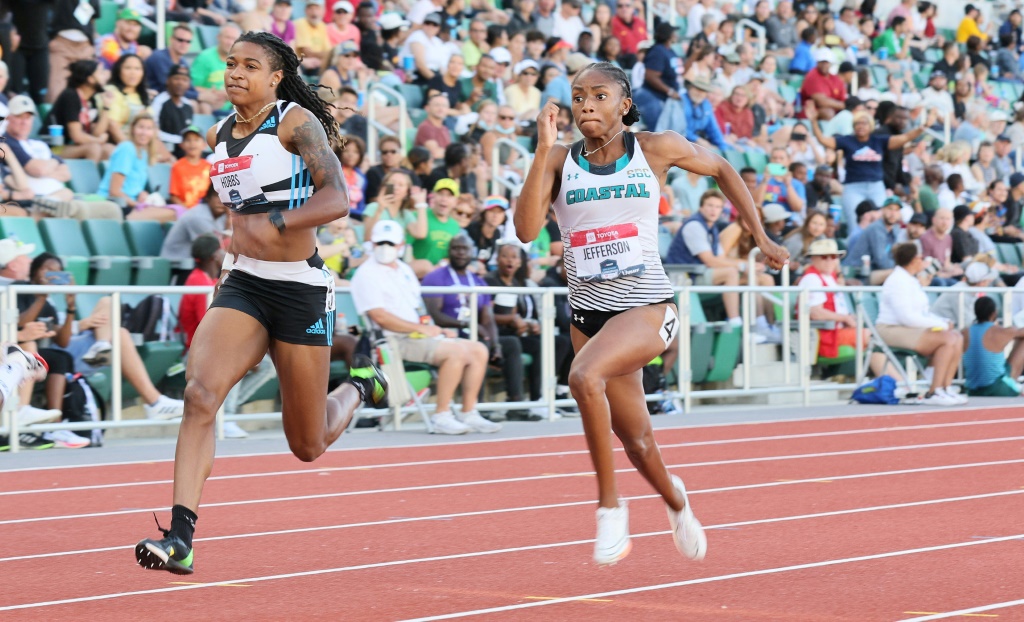 Melissa Jefferson (à droite) remporte la finale du 100 m des sélections américaines pour les Mondiaux d'athlétisme le 24 juin 2022 à Eugene, dans l'Oregon