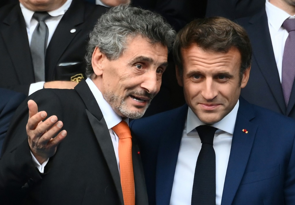 Le Président de la République Emmanuel Macron et le président de Montpellier Mohed Altrad avant la finale du Top 14 contre Castres, le 24 juin 2022 au Stade de France