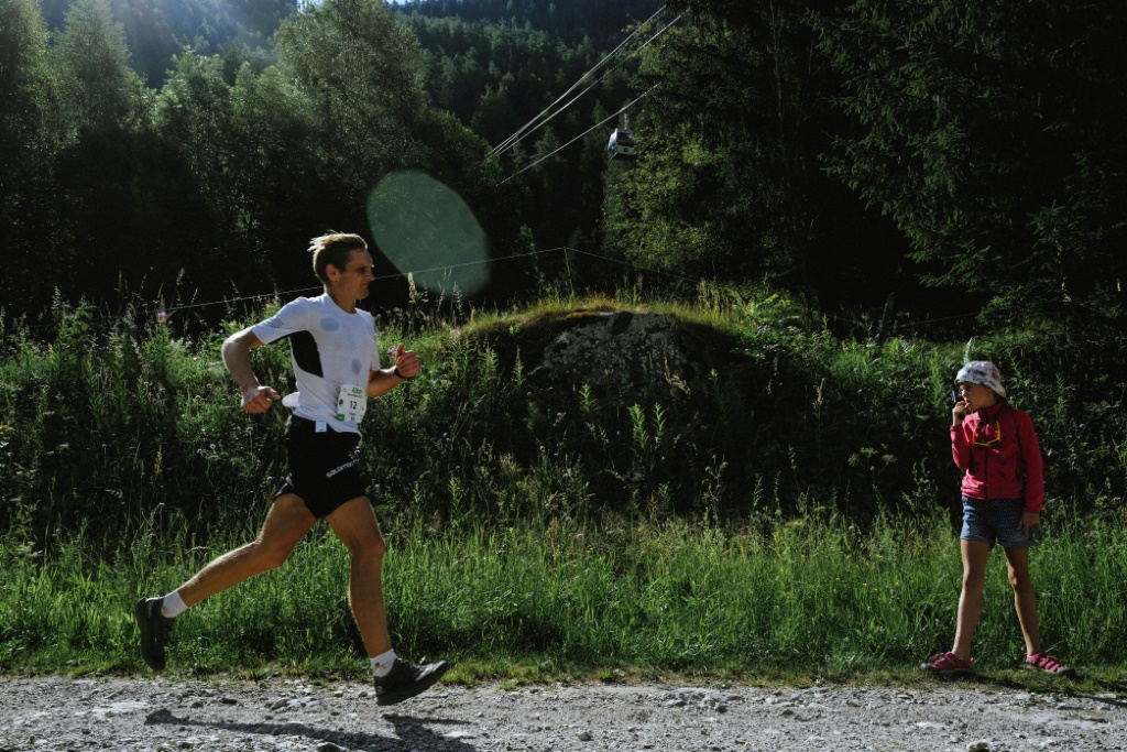 Un athlète court le marathon Mont Blanc ici au passage de Chamonix, le 26 juin 2022