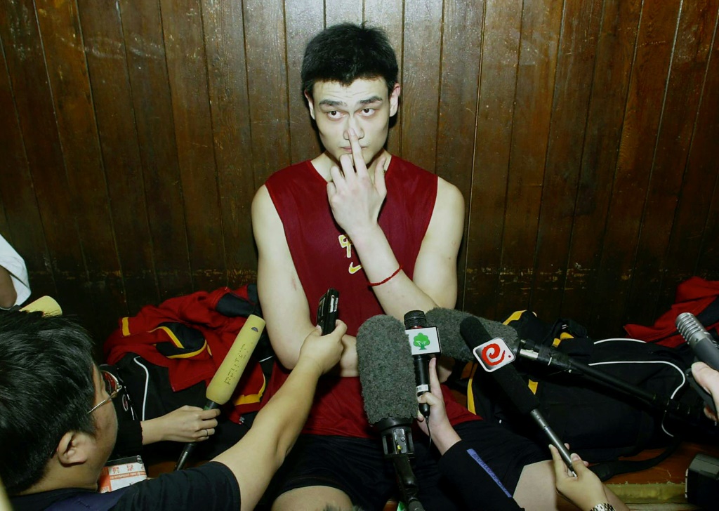 Le jeune Yao Ming, lors d'un point presse le 27 juin 2002 à Pékin