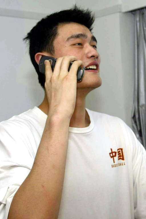 Yao Minge au téléphone depuis Pékin avec le coach des Houston Rockets Rudy Tomjanovich, le 27 juin 2002