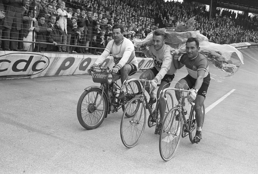 Jean Stablinski (à droite) à côté de Jacques Anquetil le 31 mai 1965 après la course cycliste Bordeaux-Paris remportée par Anquetil devant Stablinski