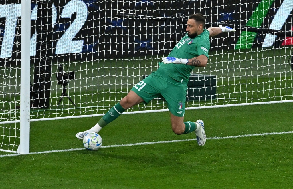 Le gardien de l'Italie, Gianluigi Donnarumma, arrête le ballon sur sa ligne de but pendant le match amical entre l'Italie et l'Argentine, à Londres, le 1er juin 2022