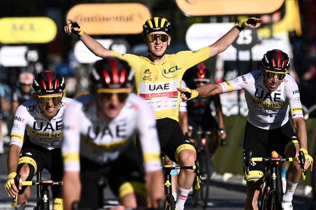 Le coureur de l'UAE-Emirates Tadej Pogacar, maillot jaune du Tour de France, triomphe avec ses équipiers sur les Champs-Elysées à Paris, le 18 juillet 2021