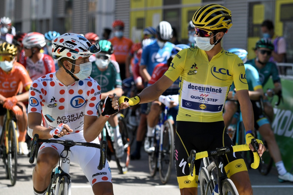 Julian Alaphilippe en jaune et Fabien Grellier en maillot à poids de meilleur grimpeur, portent des masques sur la 107e édition du Tour de France en plein Covid à Nice, le 31 août 2020