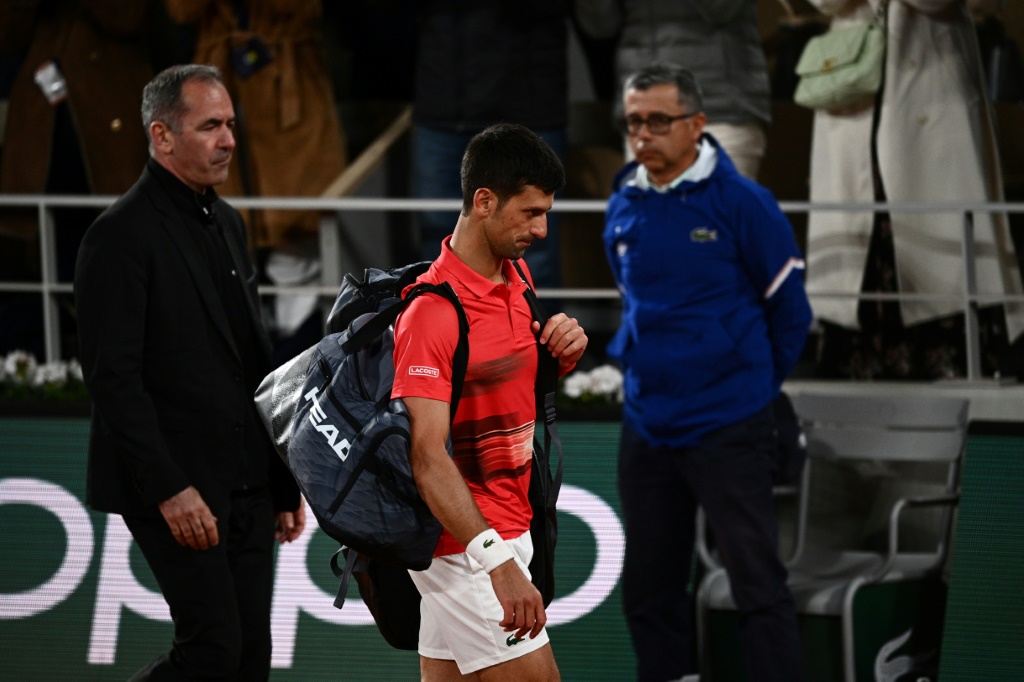 Novak Djokovic sort du terrain après sa défaite face à Rafael Nadal à Roland-Garros à Paris le 1er juin 2022