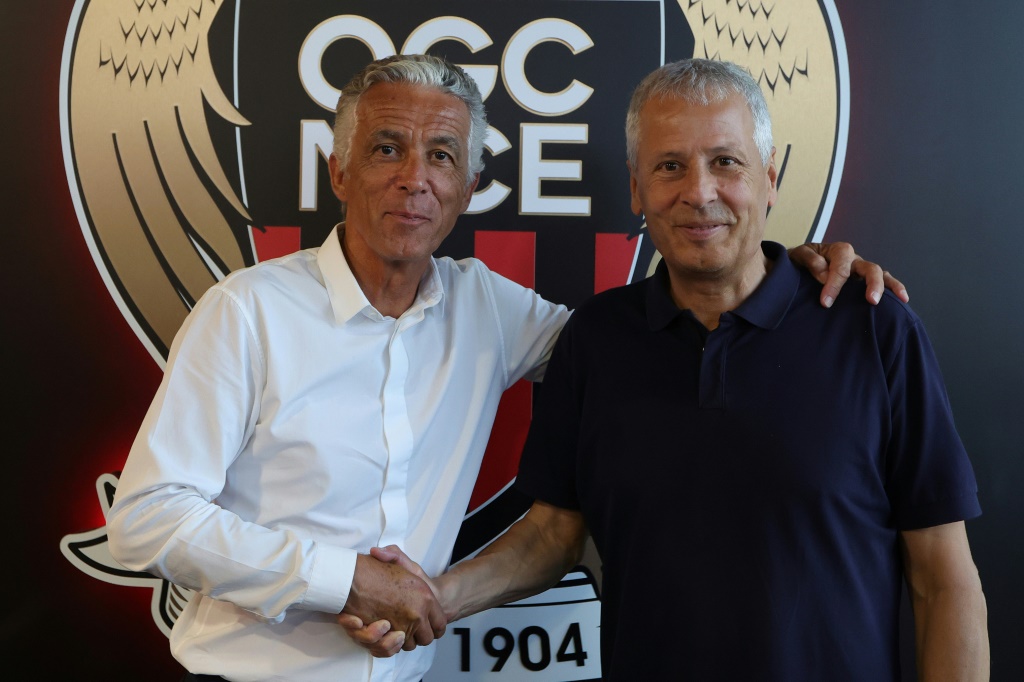 Le président de l'OGC Nice Jean-Pierre Rivère et son nouvel entraîneur Lucien Favre lors de sa présentation au club, le 27 juin 2022