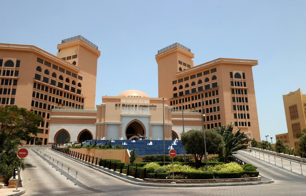 L'entrée principale du palace St Regis de Doha, le 30 mai 2022