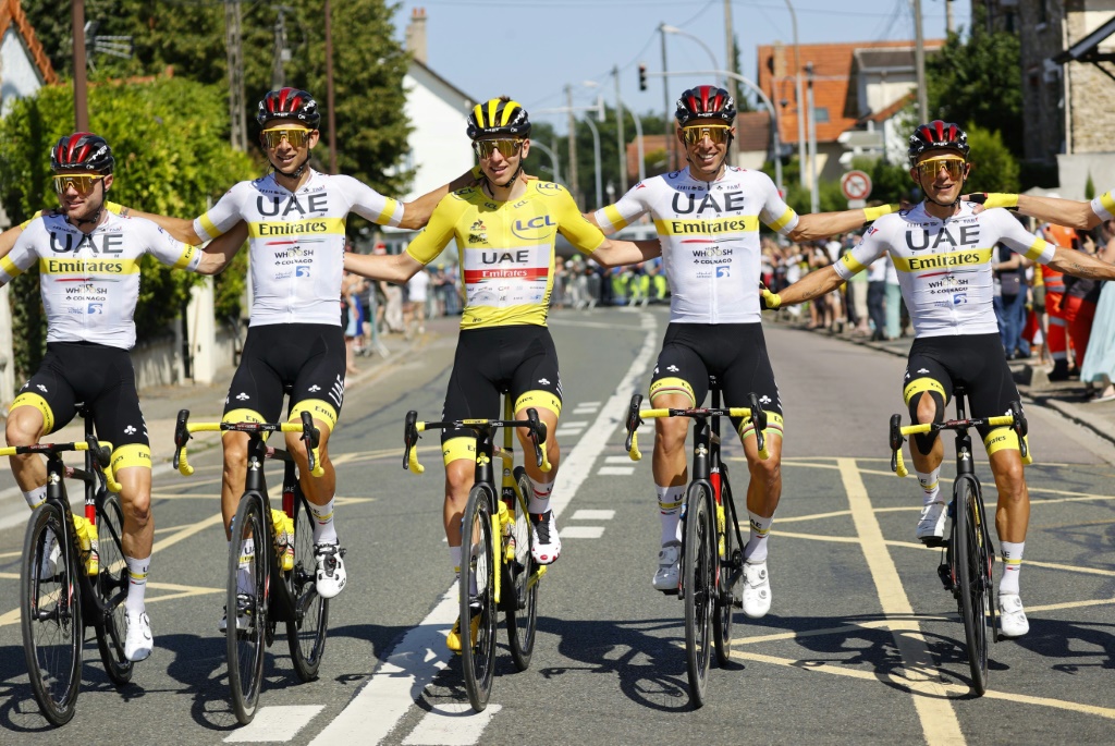 Le maillot jaune Tadej Pogacar entouré par ses équipiers de l'UAE sur le chemin vers les Champs-Elysées après la conquête du Tour de France, le 18 juillet 2021