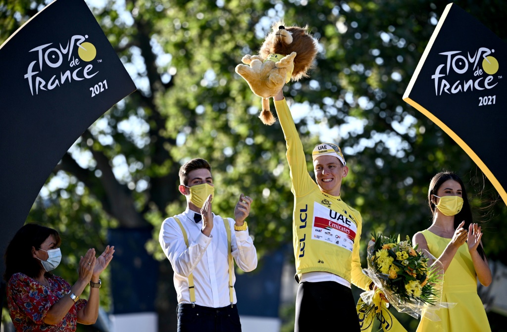 Le maillot jaune du Tour de France Tadej Pogacar sur la plus haute marche du podium aux Champs-Elysées, le 18 juillet 2021