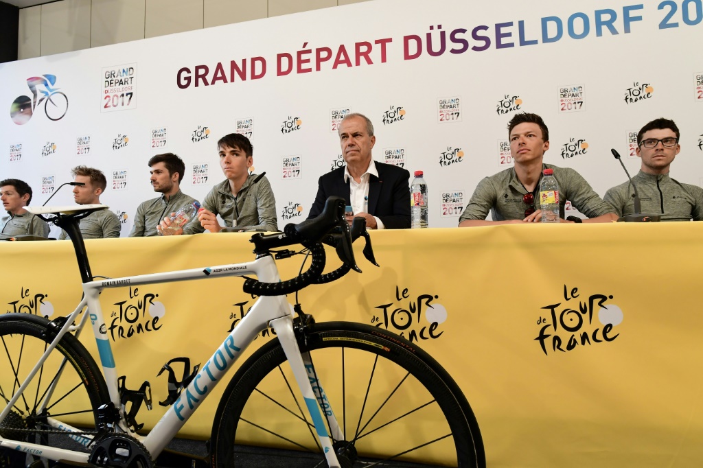 Le patron de l'AG2R Vincent Lavenu (costume) entouré de ses coureurs s'exprime devant les reporters, le 30 juin à Düsseldorf, ville du Grand Départ du Tour de France 2017