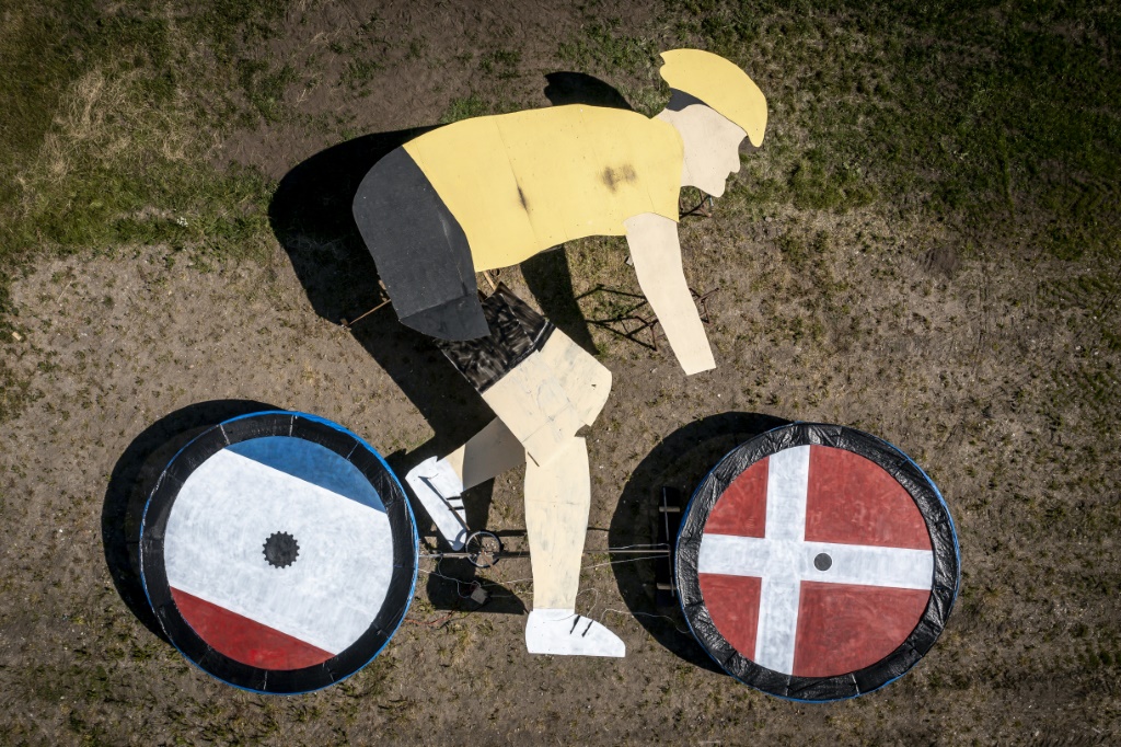 Le Danemark à l'heure du Tour de France, comme ici le symbole du maillot jaune dans le village de Jutland, le 23 juin 2022