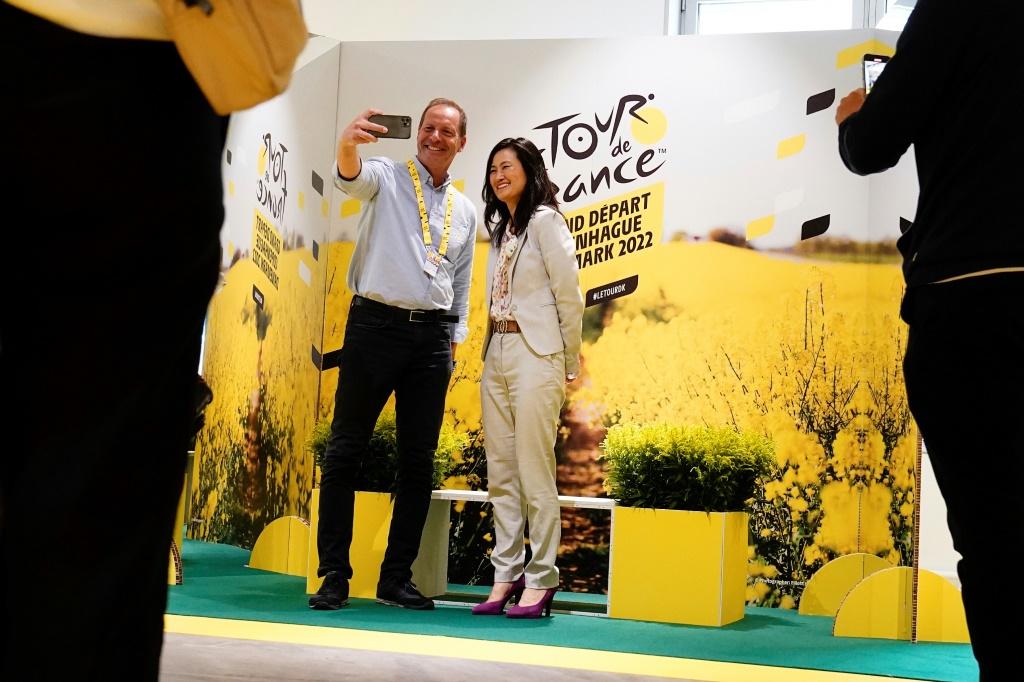 Le patron du Tour de France Christian Prudhomme s'offre un selfie lors de l'inauguration du centre de presse à Copenhague, le 28 juin 2022