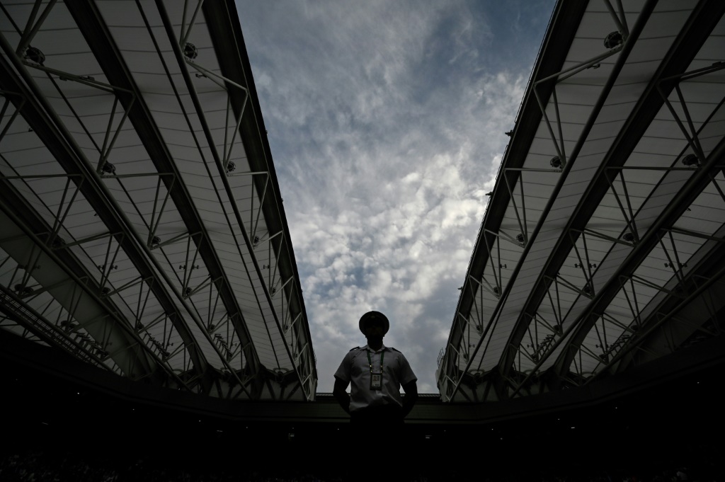 Un agent d'accueil le 28 juin 2022 à Wimbledon lors de la fermeture du toit du Centre Court durant le match entre Serena Williams et Harmony Tan