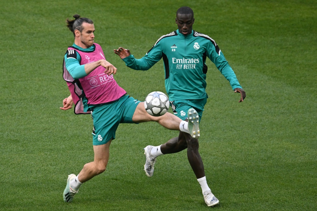 L'attaquant gallois du Real Madrid Gareth Bale (g.) et son coéquipier, le défenseur latéral français Ferland Mendy (d.), lors d'une séance d'entraînement au Stade de France à Saint-Denis, le 27 mai 2022, à la veille de la finale de Ligue des champions contre Liverpool