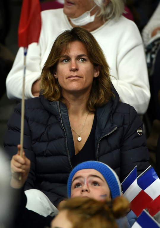 L'ancienne joueuse de tennis française Amélie Mauresmo assiste au double entre la France et l'Équateur lors des éliminatoires de la Coupe Davis au Palais des Sports de Pau, le 5 mars 2022