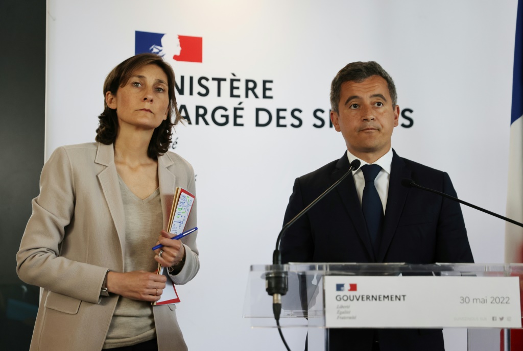 Le ministre de l'Intérieur Gérald Darmanin et la ministre des Sports Amélie Oudéa-Castéra, au ministère des Sports, le 30 mai 2022 à Paris