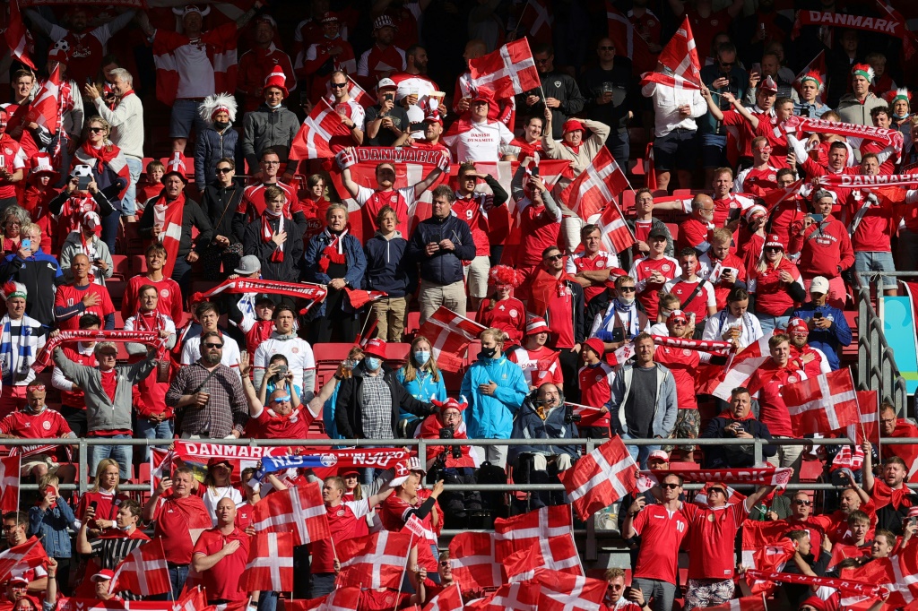 Des supporters danois lors du match entre le Danemark et la Finlande au Parken Stadium de Copenhague le 12 juin 2021